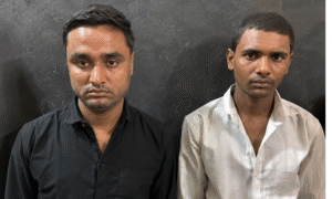 गिरोह का मास्टर माइंड विवेक प्रजापति (ब्लैक शर्ट) और उसका साथी फरहान खान (सफेद शर्ट) पुलिस की गिरफ्त में हैं।