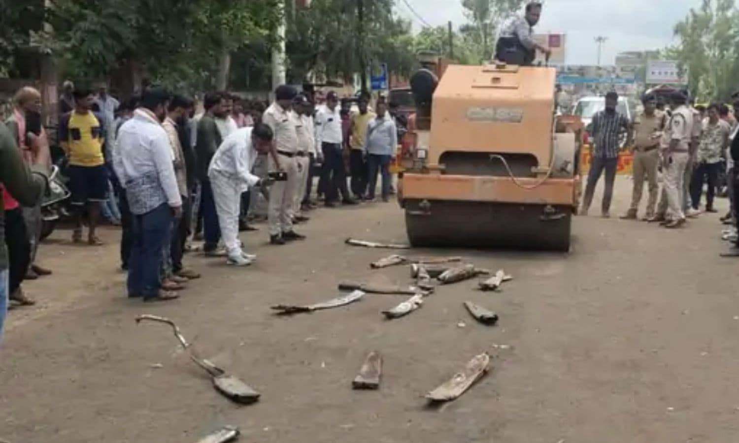 Guna news : गुना में मॉडिफाइड साइलेंसरों पर चला रोड रोलर, 80 साइलेंसर कुचले