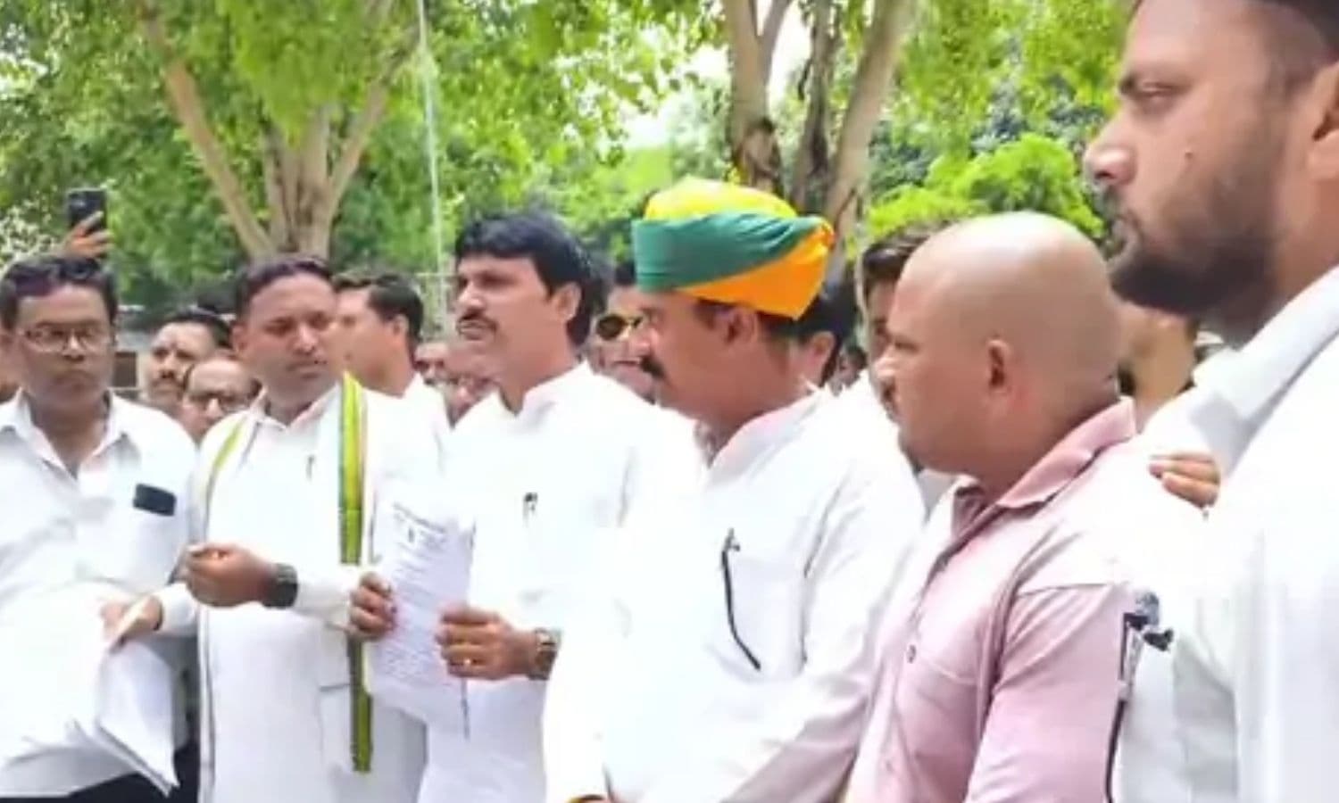 Bhind congress portest: भिंड में कांग्रेस का एसपी ऑफिस के बाहर प्रदर्शन, कार्यकर्ता पर हमले के आरोपियों की गिरफ्तारी पर मांग
