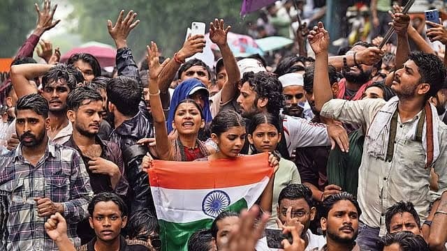 Youth Power : चुनौतियों के बीच युवाओं ने पेश की अनुशासन, शिक्षा और राष्ट्र निर्माण की नई मिसाल