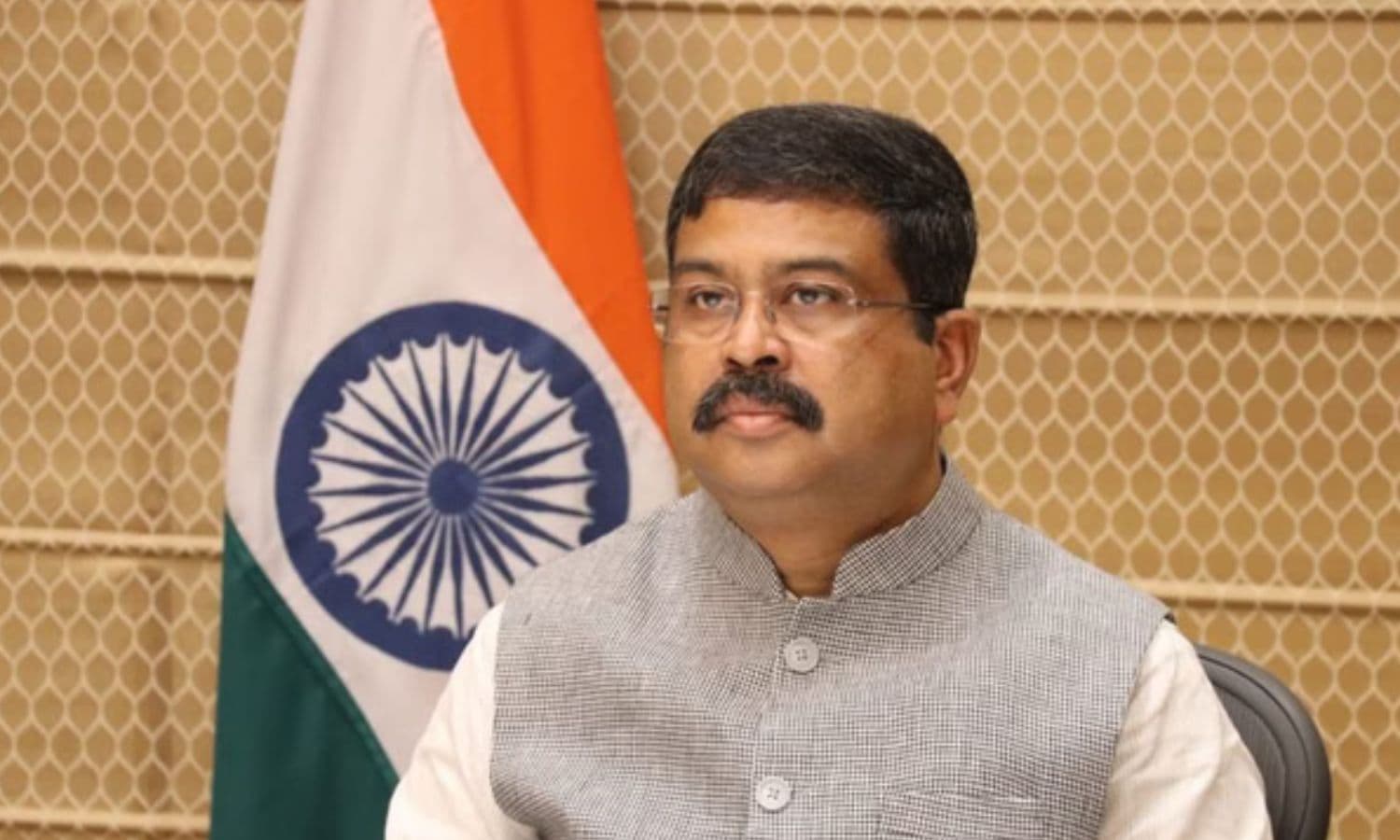Dharmendra Pradhan Resignation: धर्मेंद्र प्रधान ने शिक्षा मंत्री के पद से दिया इस्तीफा, दीपके बोले- झुकती है दुनिया... झुकाने वाला चाहिए 
