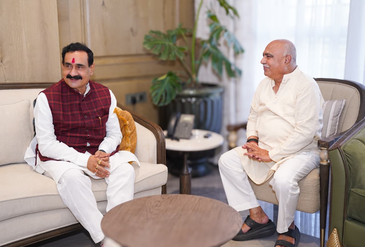 खंडेलवाल से मिले मिश्रा, भाजपा संगठन में अब चर्चा थोड़ा बढ़ी, यानी माहौल सा बदल रहा है।