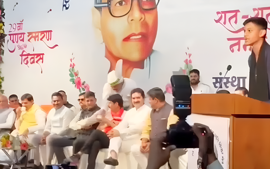 इंदौर मेयर के बेटे ने सबके सामने मंच पर खोली सरकार की पोल