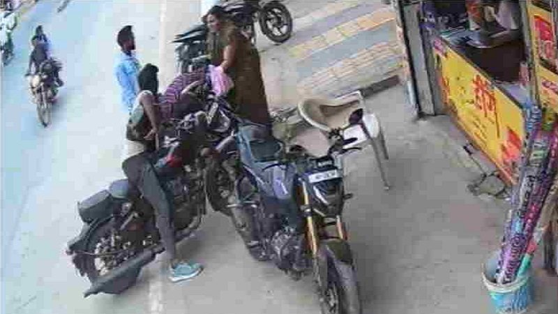 बैतूल में इंसानियत की मिसाल: अजय कोरी ने CPR देकर बचाई युवक की जान, CCTV में कैद हुआ जीवनदान का पल