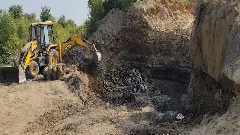 शहडोल में सरकारी मशीनरी का अवैध इस्तेमाल: कोयला खदान से मिट्टी चोरी कर रेलवे निर्माण में लगाया गया, नगर परिषद उपाध्यक्ष पर गंभीर आरोप