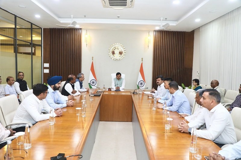 मप्र के मुख्यमंत्री से मिले नेशनल डिफेंस कॉलेज का 5 देशों के ऑफिसर्स का प्रशिक्षण दल